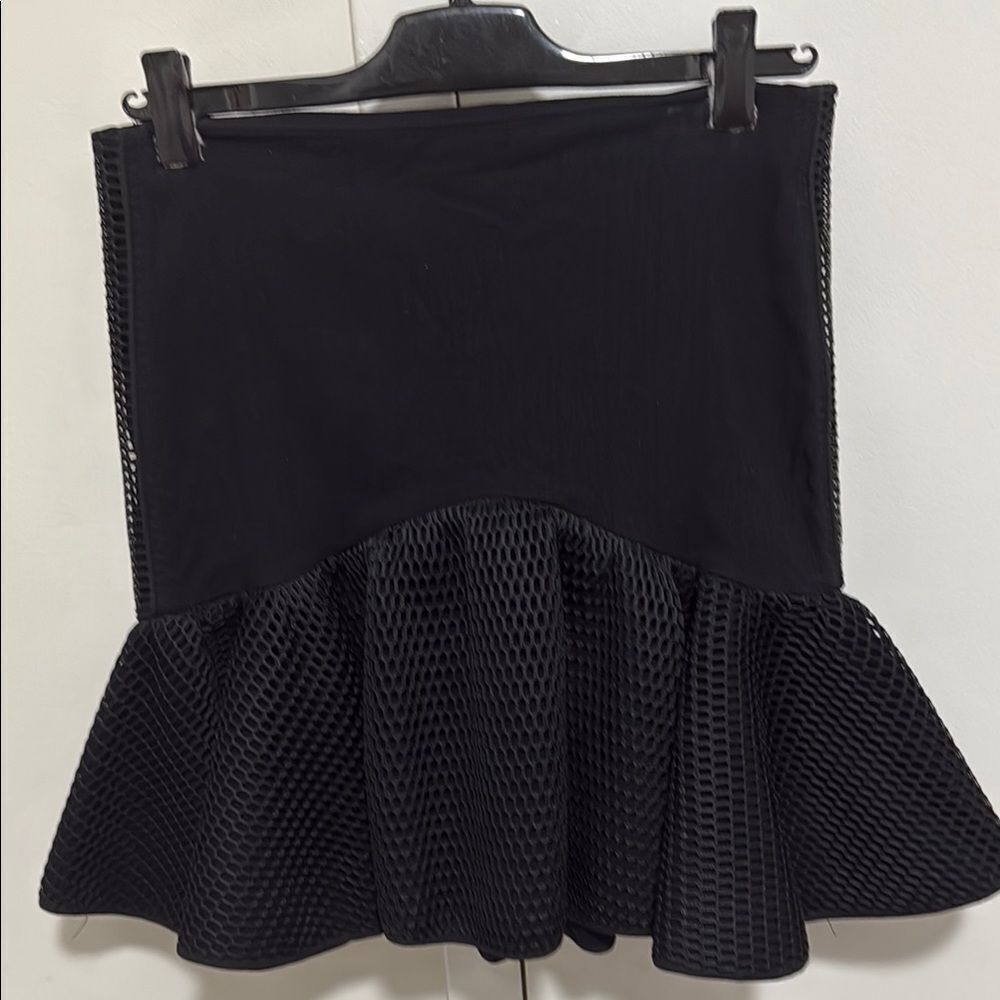 ZAC Posen Fit & Flair Woman’s Black Mini Skirt.  Size 6.
